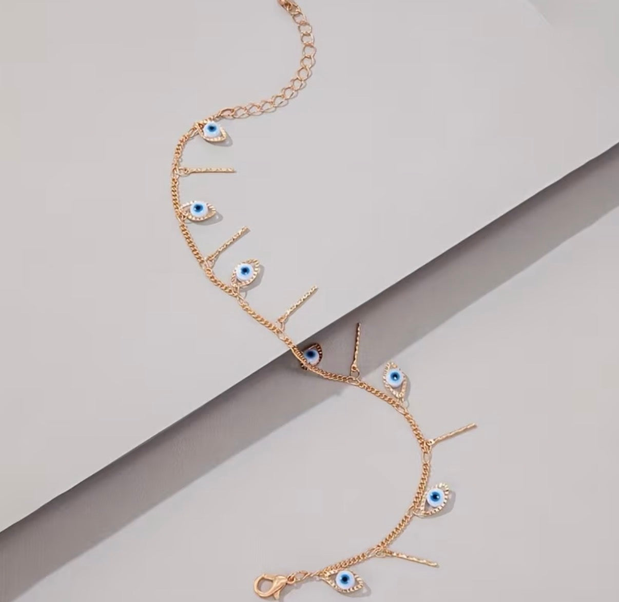 Goldenes Fußkettchen mit Nazar Auge – Eleganter Schutz & Style