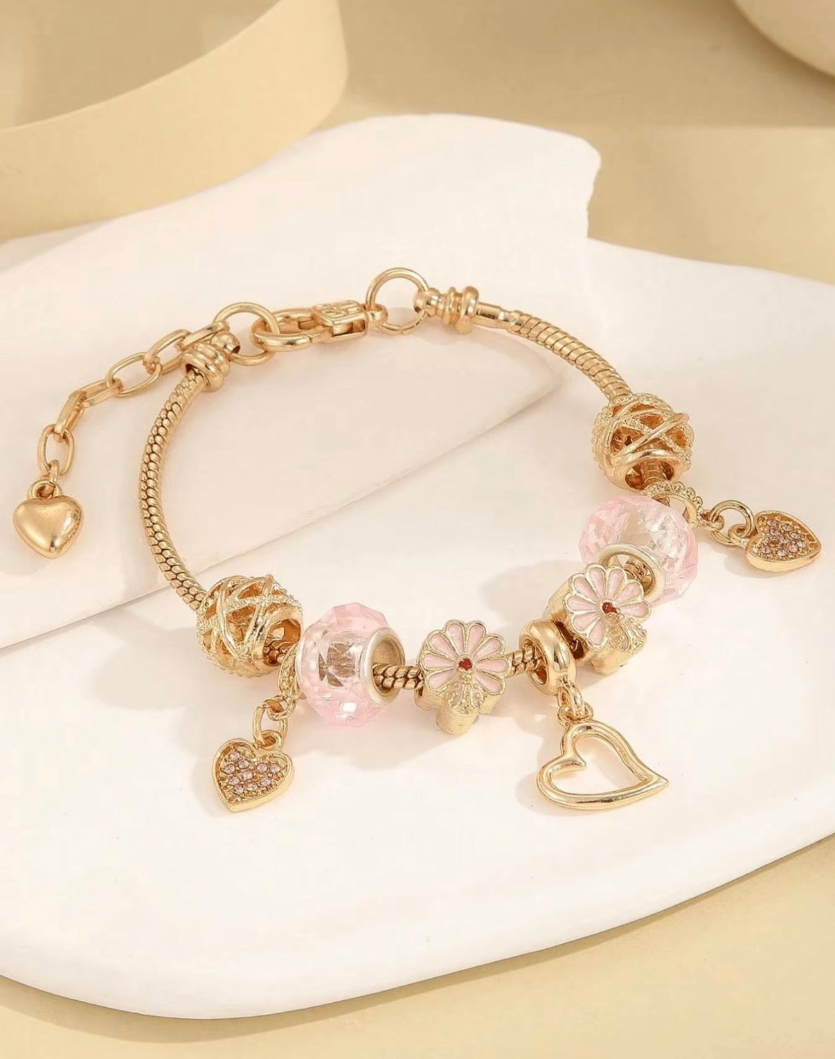 Charm Armband mit Anhängern – Goldenes Damen Armband mit Herz & Blumen