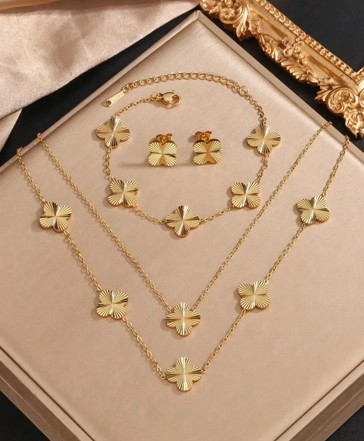 Goldenes Kleeblatt Schmuckset – Halskette, Armband & Ohrringe