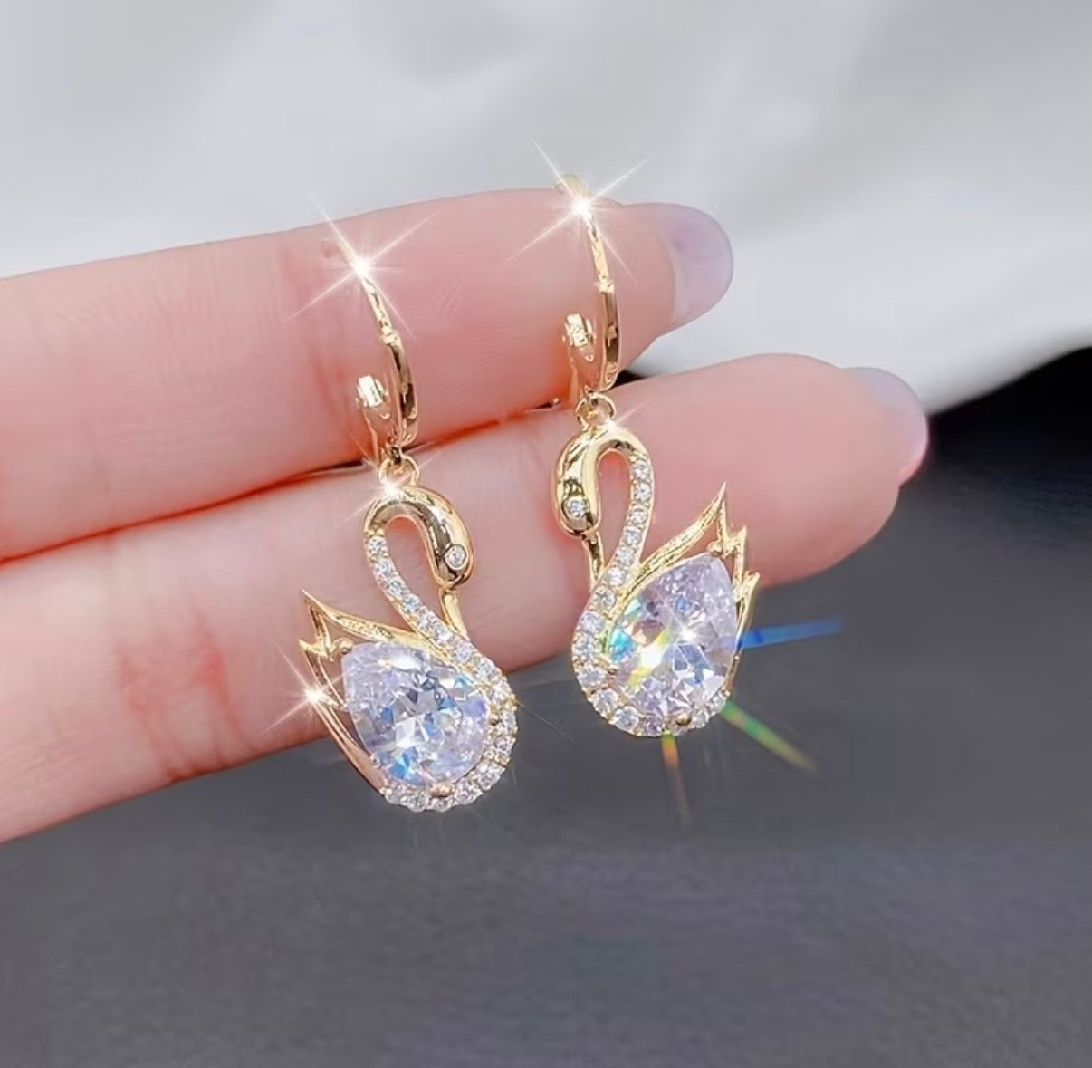 Goldene Schwan Ohrringe mit Zirkonia – Elegante Damen Ohrhänger