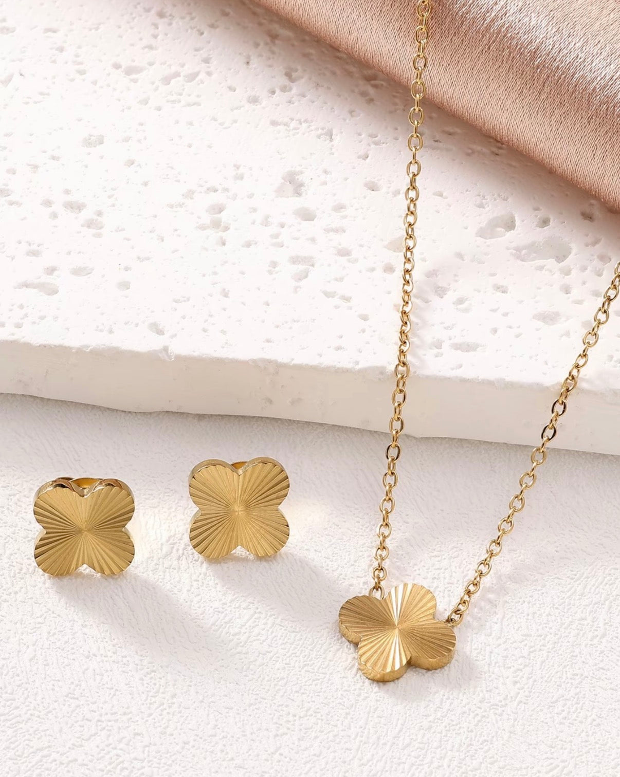 Goldenes Kleeblatt Schmuckset – Halskette, Armband & Ohrringe