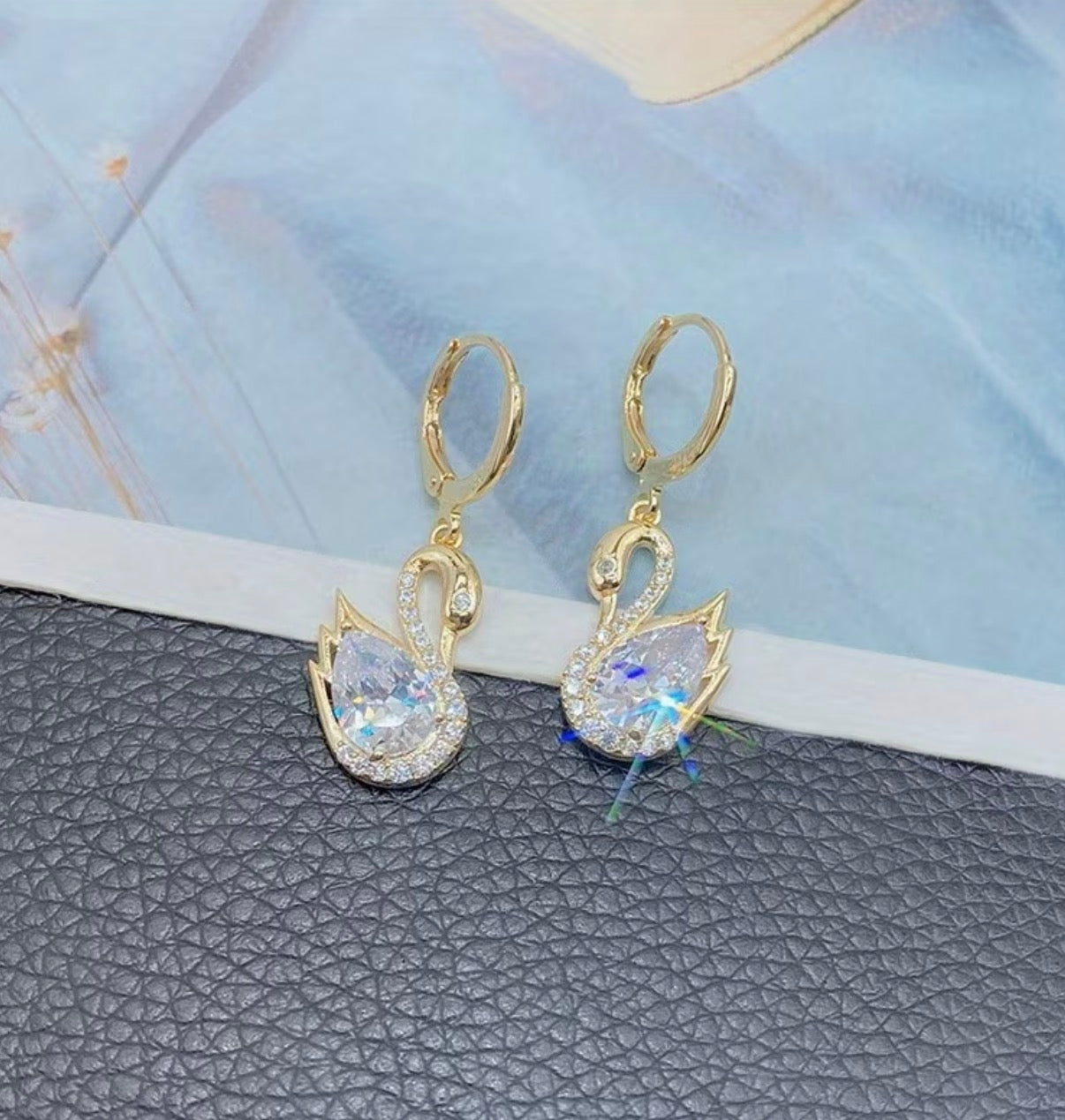 Goldene Schwan Ohrringe mit Zirkonia – Elegante Damen Ohrhänger